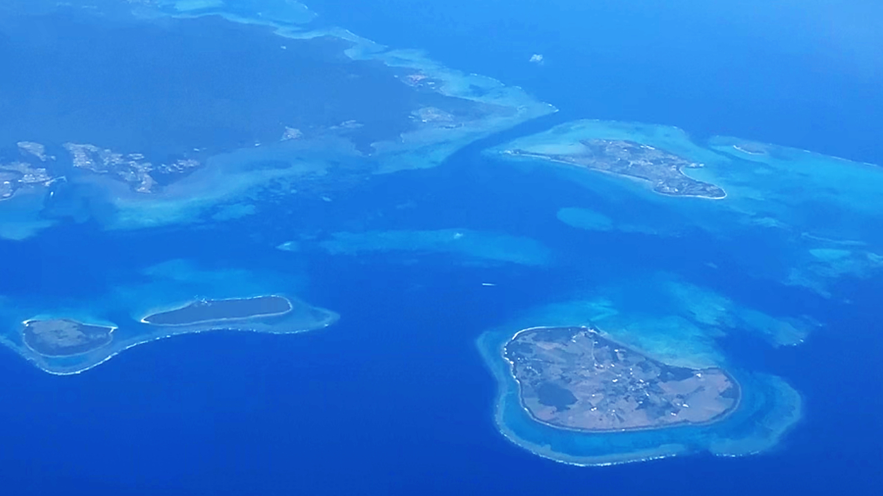 飛行機から見た小浜島と他の八重山の島々の画像