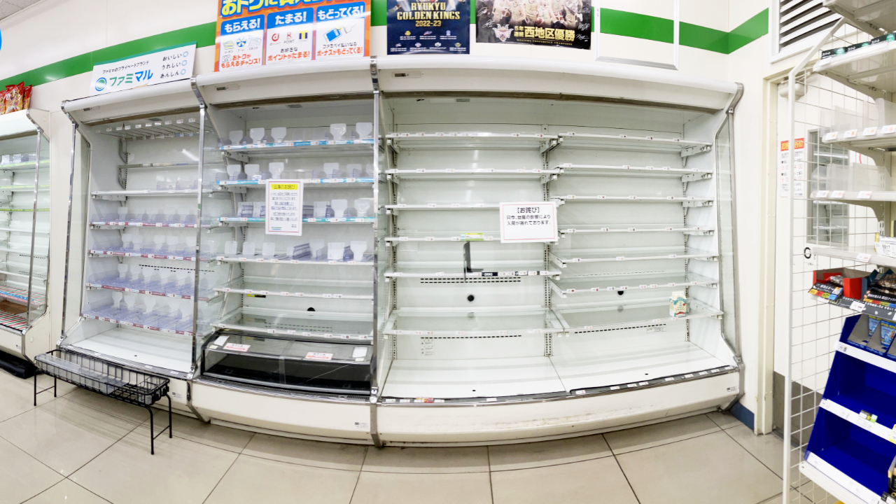 台風後の石垣島のファミリーマート。棚が空っぽ。